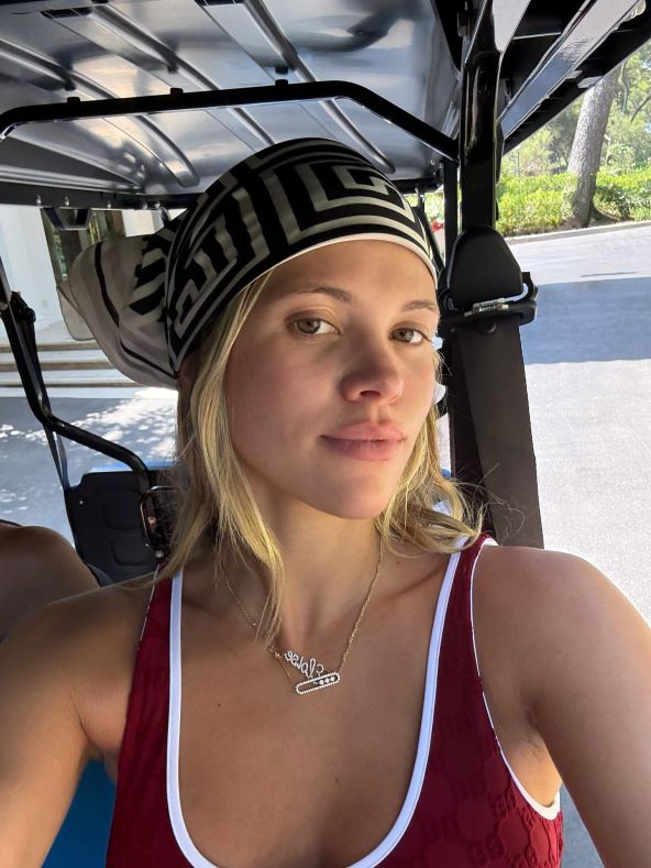 Sofia Richie nosi hlače širokih nogavica zebra uzorka