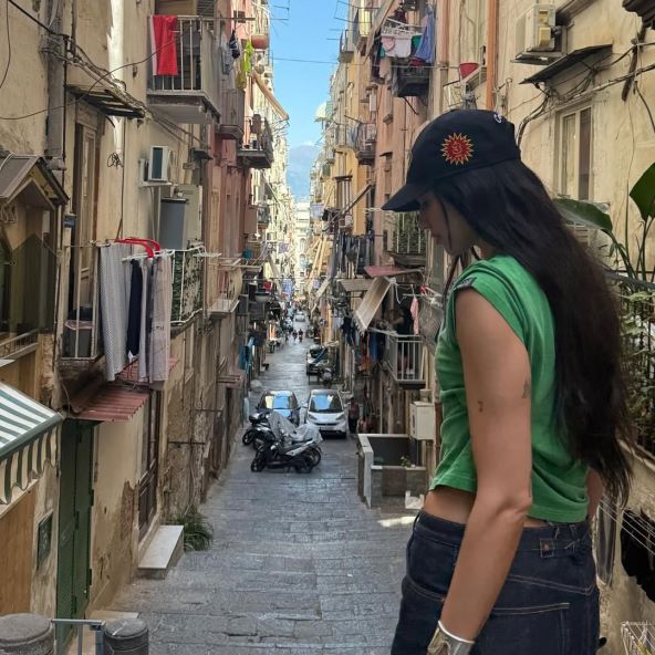 Dua Lipa nosi polka dot kupaći kostim