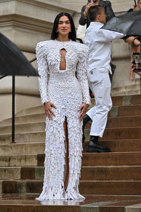 Dua Lipa oduševila u bijeloj Schiaparelli haljini