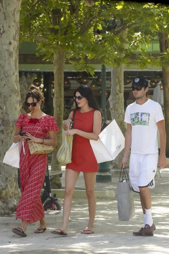 Kendall Jenner i Zoe Kravitz nose The Row Barn Tote torbu