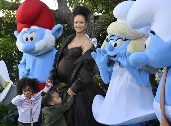 Rihanna i sin Riot oduševili u Dioru na premijeri Štrumpfova