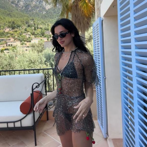 Dua Lipa look za plažu