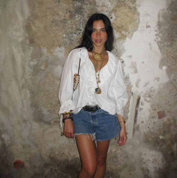 Dua Lipa nosi boho look na Siciliji