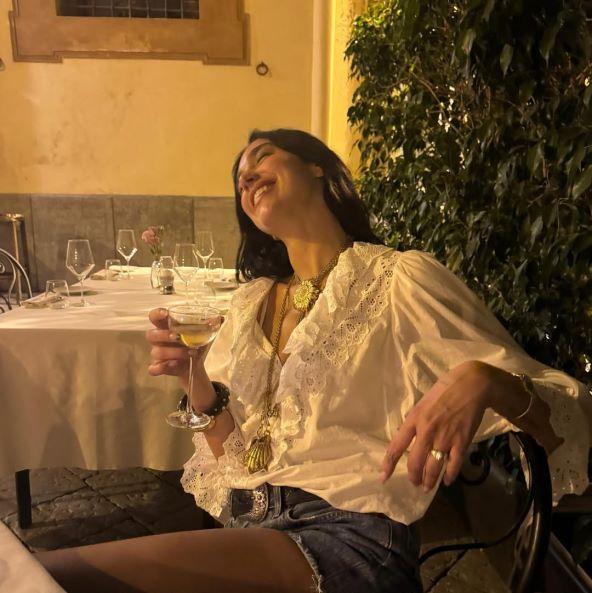 Dua Lipa nosi boho look na Siciliji