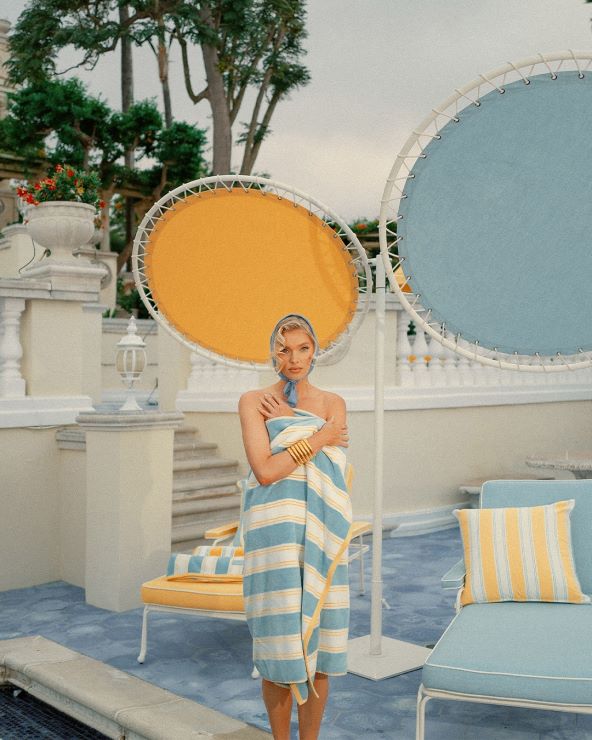 La Dolce Vita glam za plažu koji nosi Elsa Hosk