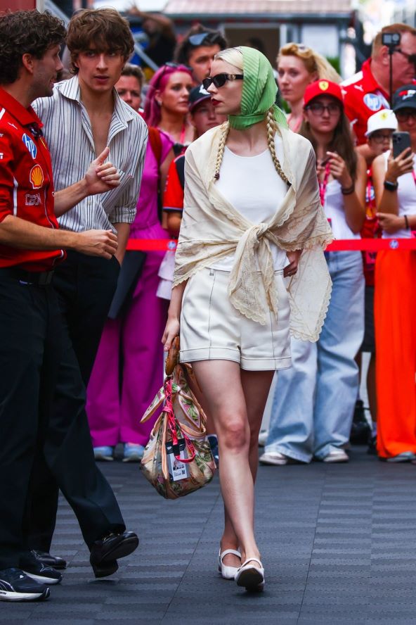 Anya Taylor-Joy nosi svilene marame