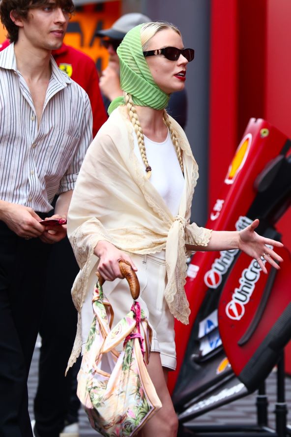  Anya Taylor-Joy nosi svilene marame