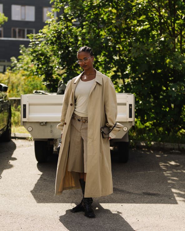 Trench coat trend za jesen 2025 kako nositi baloner