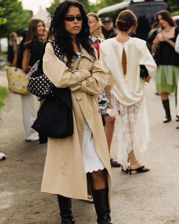 Trench coat trend za jesen 2025 kako nositi baloner
