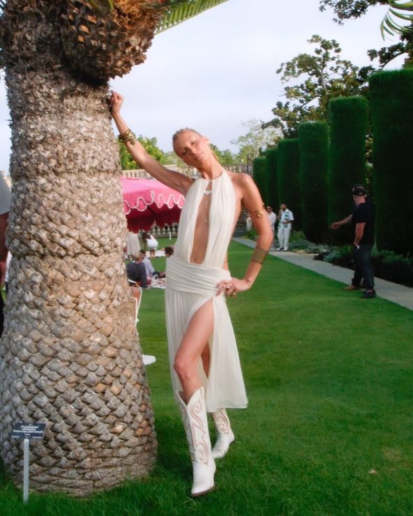 Bella Hadid u bijelim ljetnim outfitima 