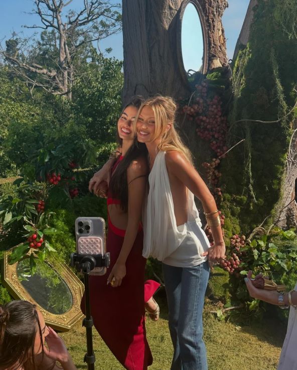 Bella Hadid u bijelim ljetnim outfitima 