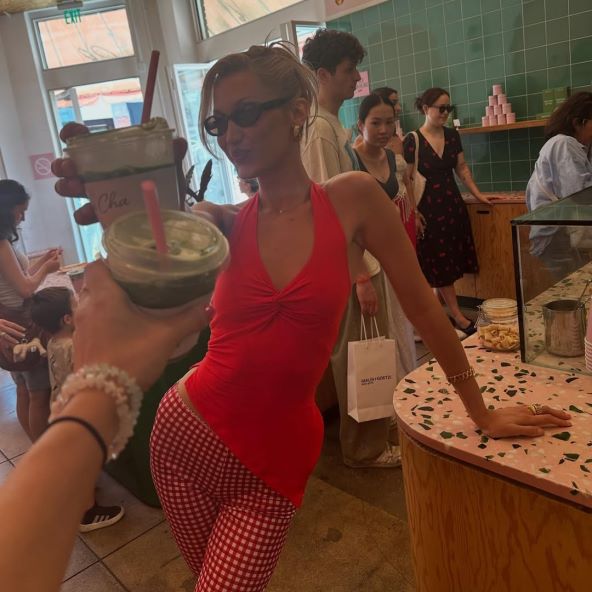 Bella Hadid nosi Gingham capri hlače