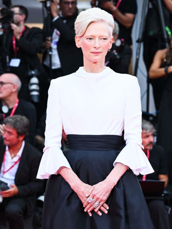 Tilda Swinton nosi custom Chanel na Venecijanskom filmskom festivalu 2025