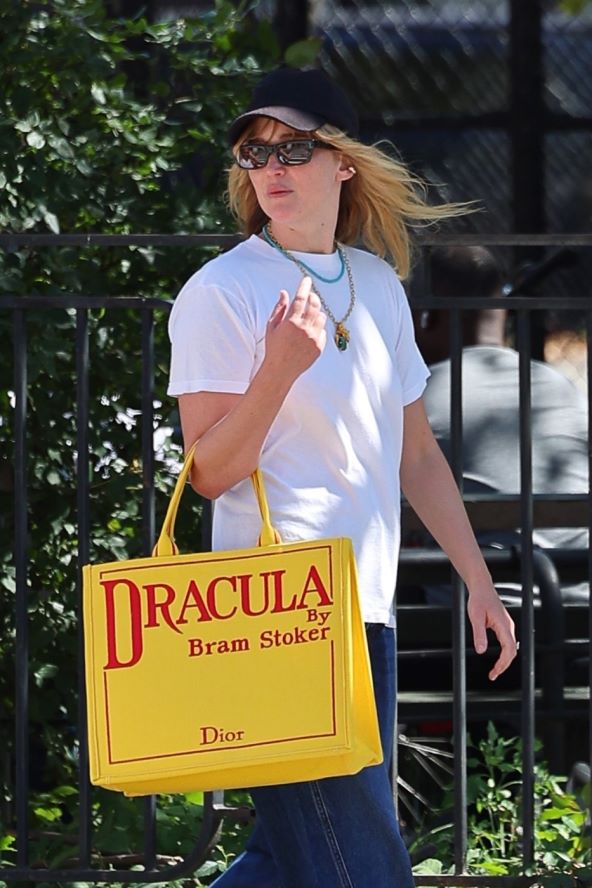 Jennifer Lawrence street style Dior torba