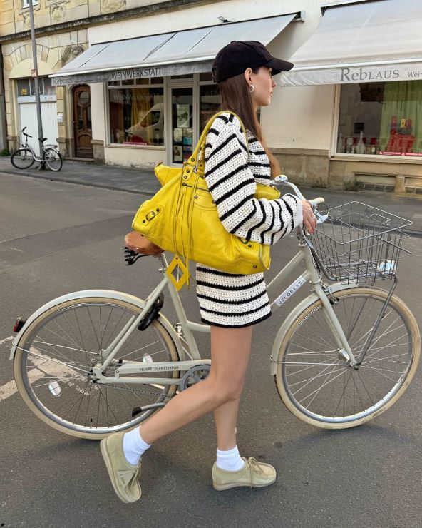 Street style inspiracija kako kombinirati ljetnu i jesensku odjeću