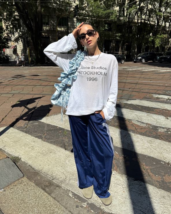 Street style inspiracija kako kombinirati ljetnu i jesensku odjeću