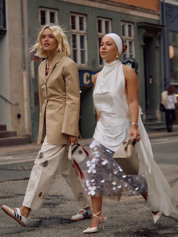 Street style inspiracija kako kombinirati ljetnu i jesensku odjeću