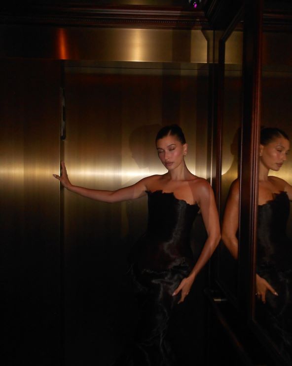 Hailey Bieber u kompletu koji je obilježio eru Donne Karan