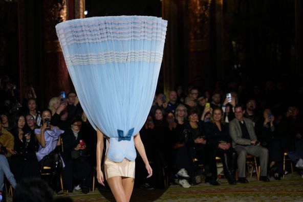 Emily Ratajkowski zaštitno lice kampanje Flowerbomb parfem Viktor&Rolf