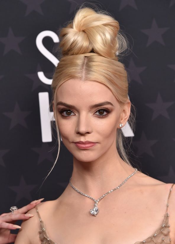 Trendi frizura ljeto 2023 inspirirana Pamelom Anderson