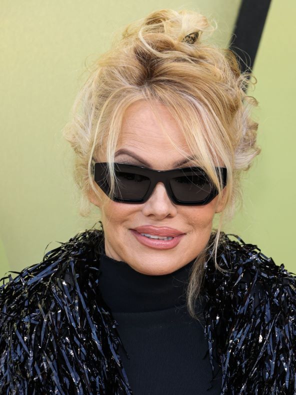 Trendi frizura ljeto 2023 inspirirana Pamelom Anderson