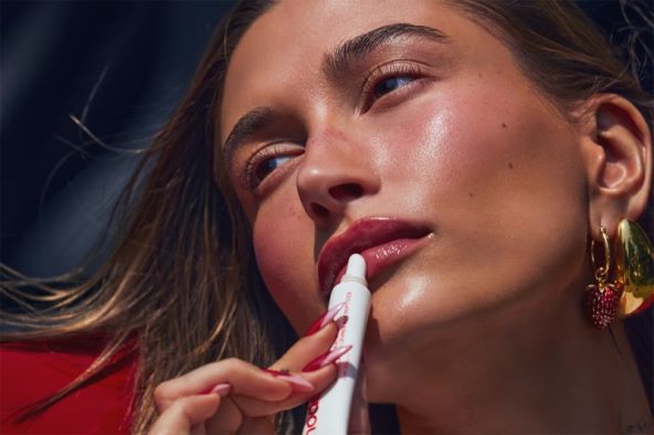 Hailey Bieber predstavila proizvod za njegu usana Strawberry Glaze