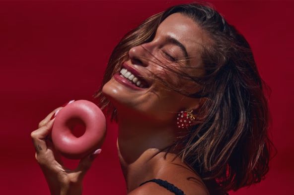 Hailey Bieber predstavila proizvod za njegu usana Strawberry Glaze