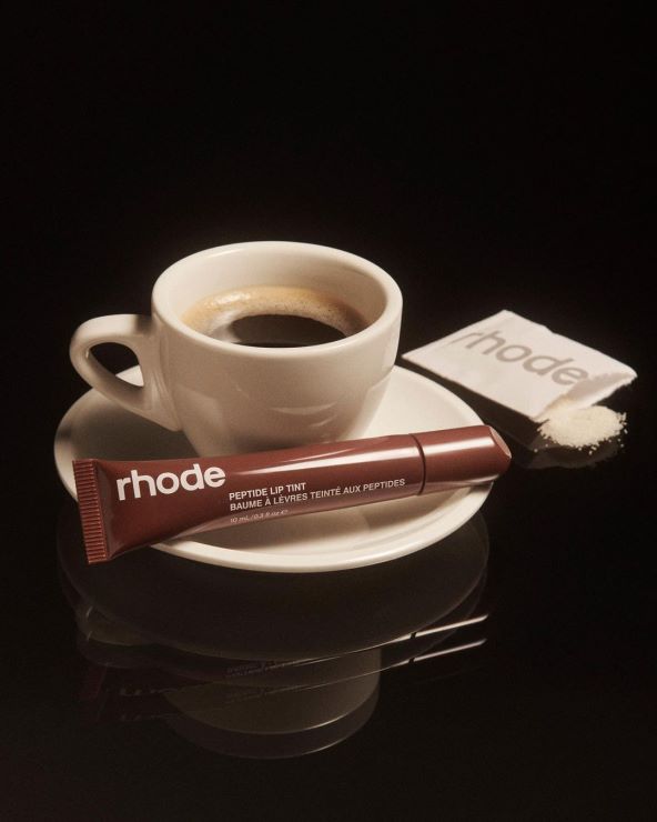 Espresso Lips trend smeđih usana za zimu 2024