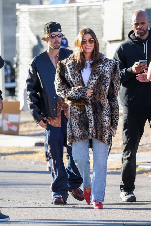 Hailey Bieber nova frizura i čokoladno smeđa boja kose