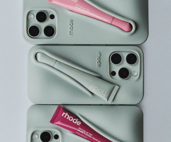 Hailey Bieber maskica za mobitel trend