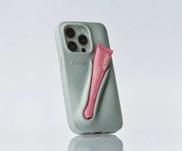 Hailey Bieber maskica za mobitel trend