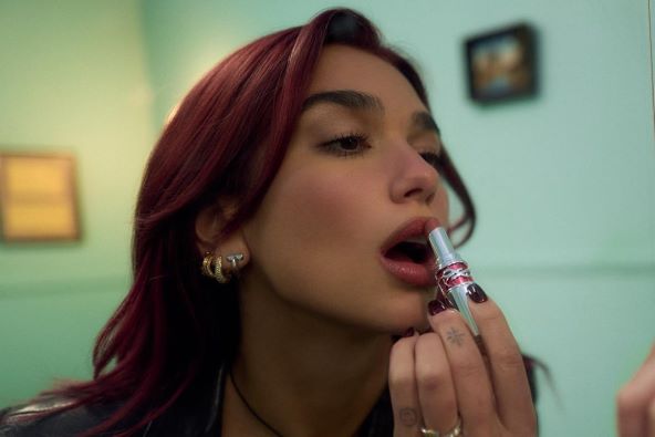 Dua Lipa koristi YSL ruž za pune i sjajne usne