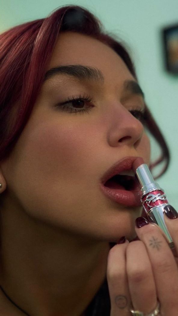 Dua Lipa koristi YSL ruž za pune i sjajne usne