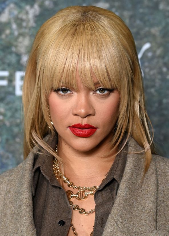 Rihanna nosi trendi frizuru ravno feniranu kosu i šiške