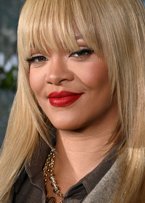 Rihanna nosi trendi frizuru ravno feniranu kosu i šiške