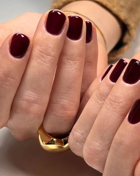 Burgundy nokti