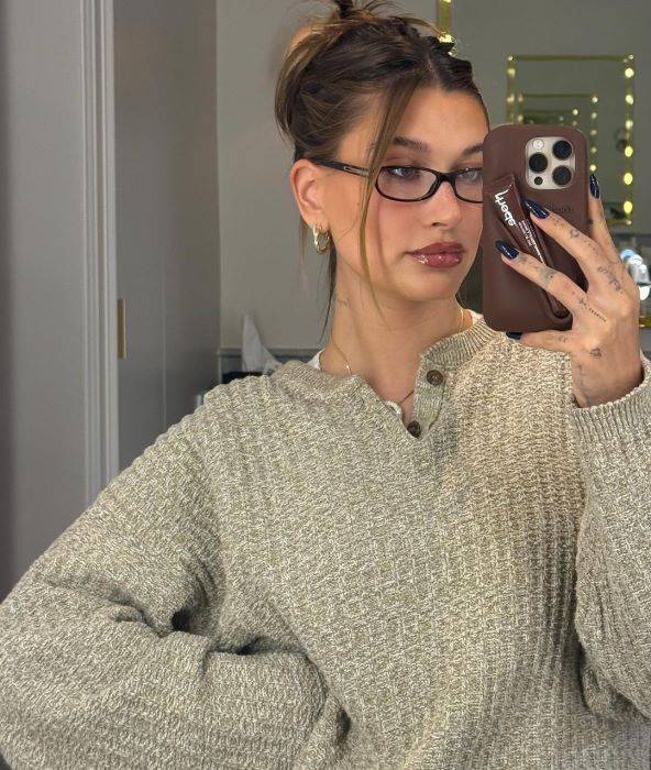 Hailey Bieber nosi kopču za kosu kao trend jeseni 2024