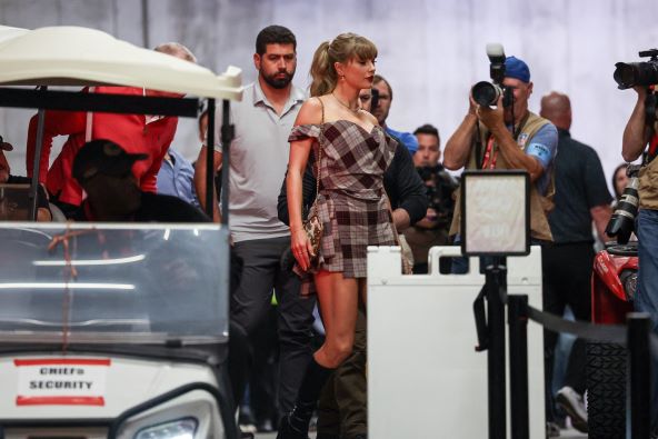 Taylor Swift nosi šljokice kao pjegice na licu