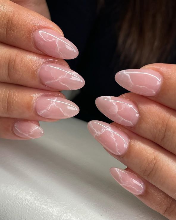 Strawberry Milk manikura trend 2025