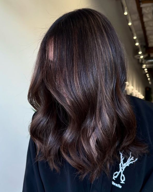 Ganache Brunette trend boje kose za proljeće 2025