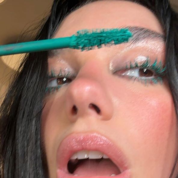 Dua Lipa nosi zelenu maskaru na trepavicama