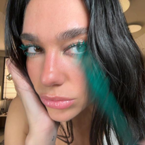 Dua Lipa nosi zelenu maskaru na trepavicama