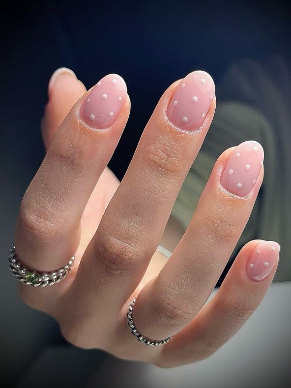 Polka dot nokti za ljeto 2025