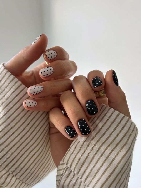Polka dot nokti za ljeto 2025