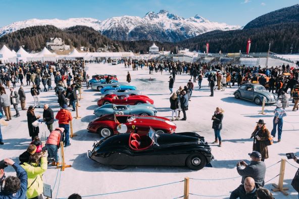 Vintage automobili na švicarskom jezeru Saint Moritz