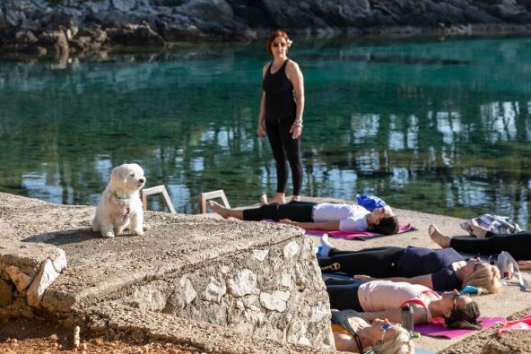 Održan je Sensa Yoga Pure Energy Retreat u hotelu Manora u Nerezinama