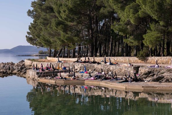 Održan je Sensa Yoga Pure Energy Retreat u hotelu Manora u Nerezinama