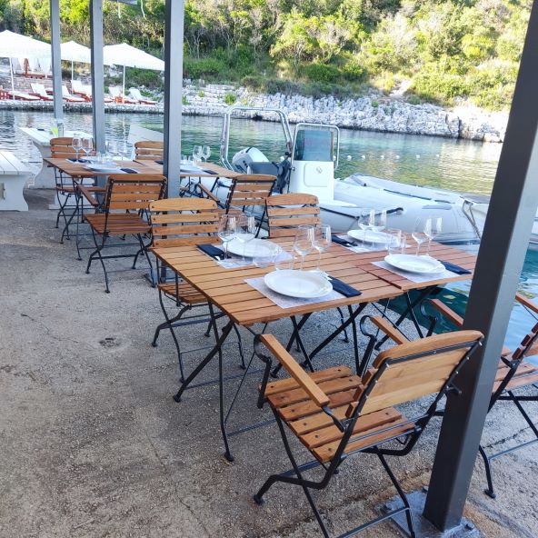 Otkrijte neotkrivenu ljepotu otoka Hvara u Lounge & beach bar Hidden Lagoon