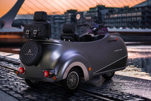 Atraktivni električni tricikl retro stila