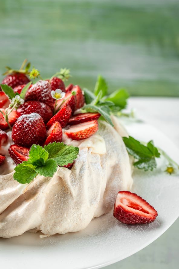 Recept za Pavlovu tortu s jagodama koju možete poslužiti i za Majčin dan